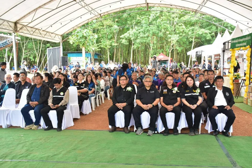 เต็นท์งานขนาดใหญ่กลางสวนยาง มีเกษตรกรเข้าร่วมเต็มพื้นที่